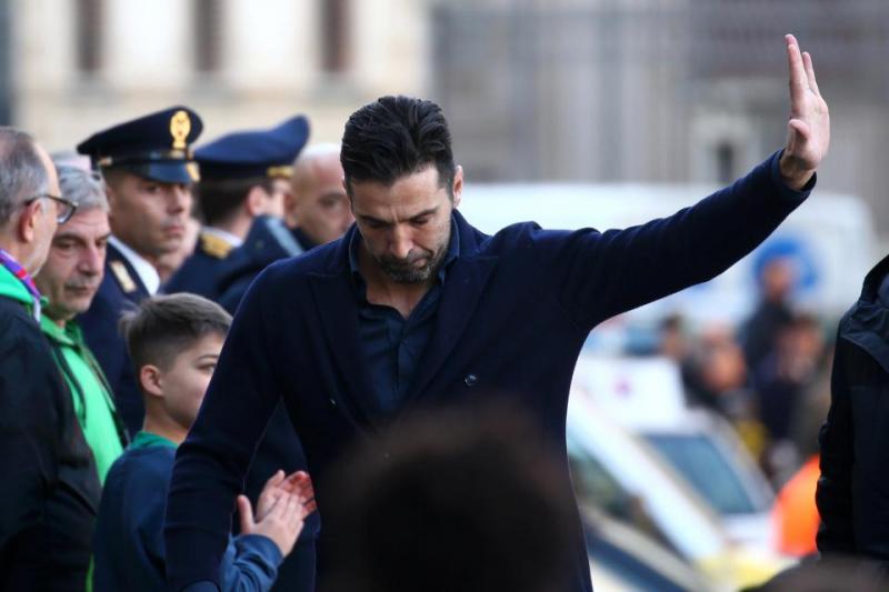 ”Ciao, capitano, ciao Davide Astori!” Florența își plânge azi căpitanul. Peste 8.000 de fani ai Fiorentinei și multe nume uriașe din fotbal au venit la înmormântarea lui Astori