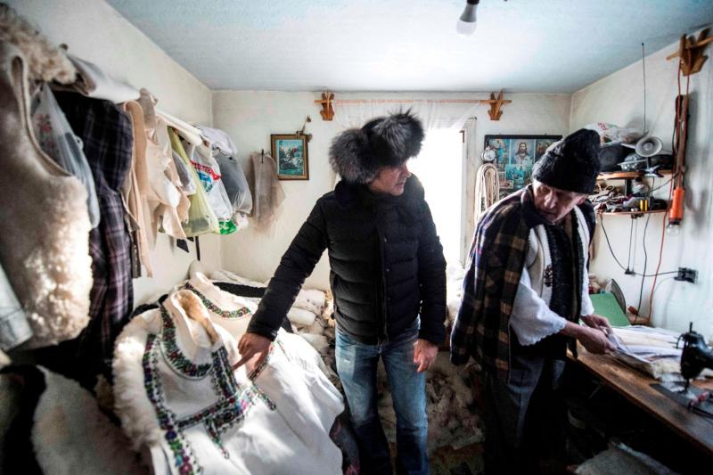 Daniel Buzdugan și-a făcut o bundiță la un cojocar renumit din Bucovina, la „Ie, Românie”