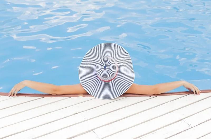 Cum te protejezi de clorul din piscină. Ce pericole te pândesc