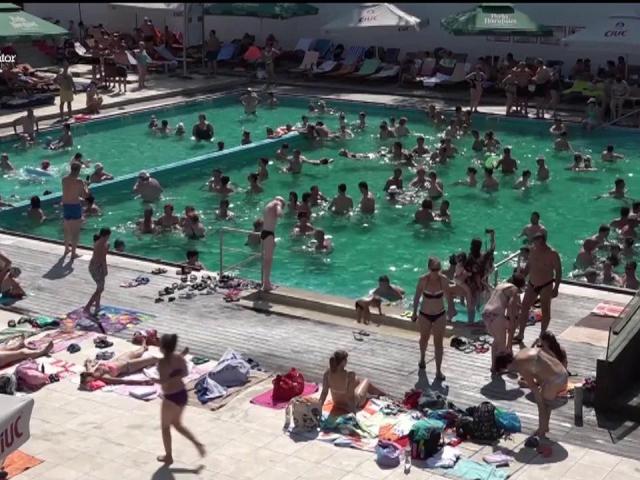 La Strandul Cu Apă Sărată De La Praid Coada Se Formează De La 7 Dimineaţa Cu Trei Ore Inainte De Deschidere