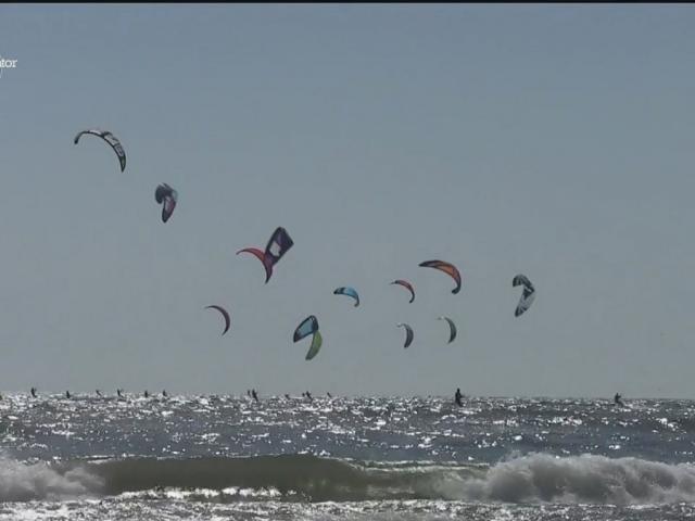 Concurs Spectaculos De Kitesurfing Cu Zeci De Zmeie La Mamaia