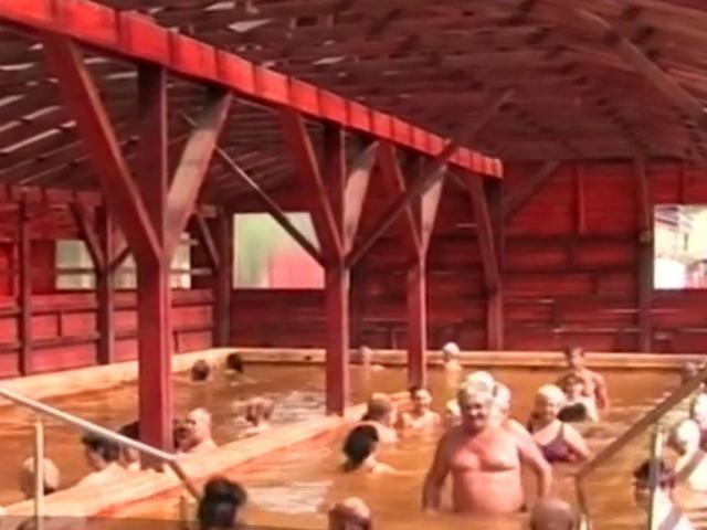 Apa Galbenă De La Sarcău Conține 15 Minerale și Ajută In Afecțiunile Reumatice