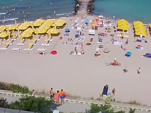 Turistii Din Eforie Nord Se Relaxează Printre Santiere Video