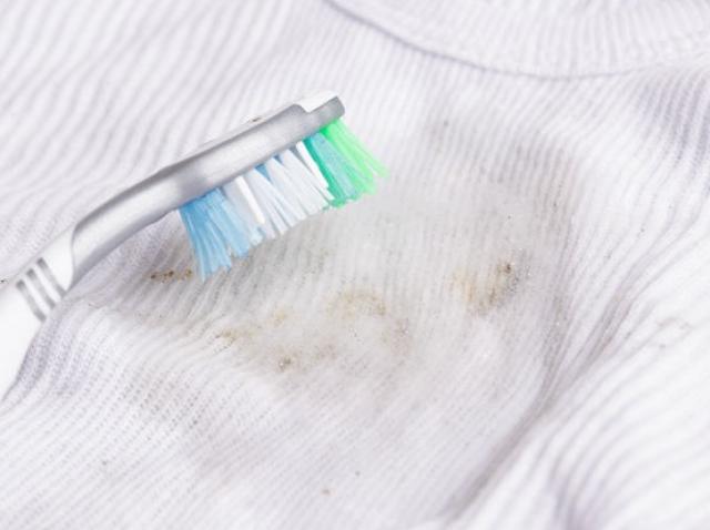 Trucuri Ca Să Elimini Petele Galbene De Pe Hainele Albe Doza De Sănătate
