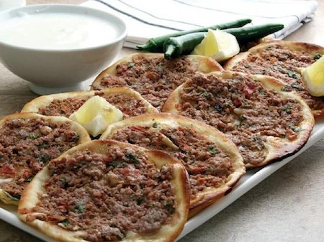 Sfiha Sau Cea Mai Bună Plăcintă Cu Carne In Stil Arăbesc Te Lingi Pe Degete și Sigur Mai Ceri O Porție Antena 1