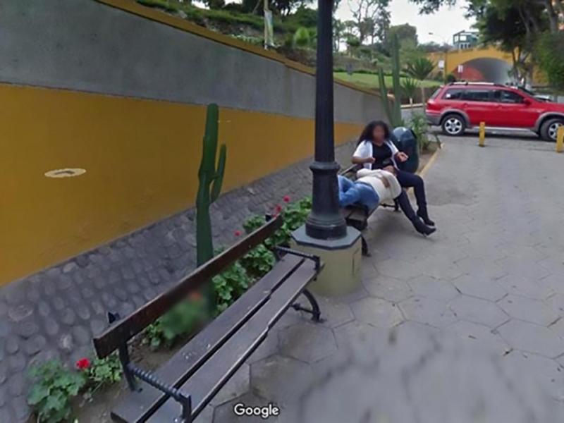A căutat o adresă pe internet și a descoperit că soția lui îl înșela! Cum a fost surprinsă femeia de Street View