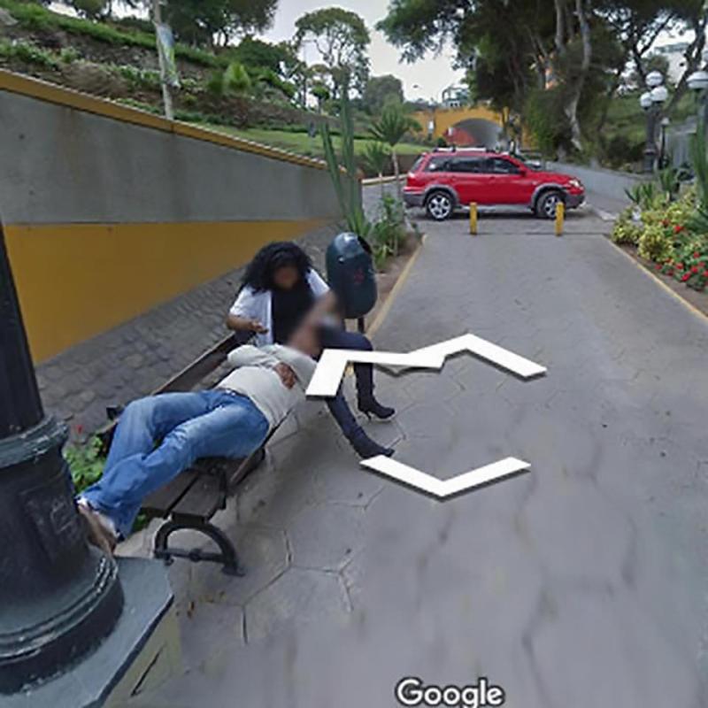 A căutat o adresă pe internet și a descoperit că soția lui îl înșela! Cum a fost surprinsă femeia de Street View