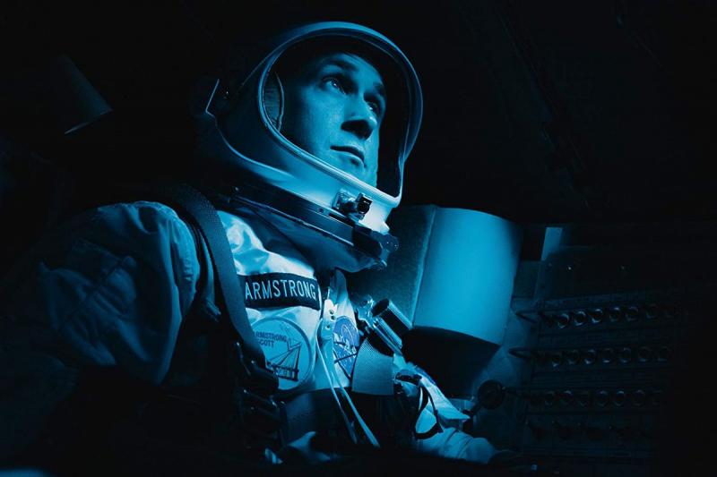 Weekendul începe cu o premieră mult așteptată! “Primul om pe lună”, filmul care prezintă adevăratele lupte ale lui Neil Armstrong