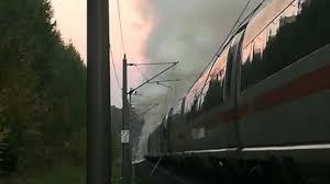 Momente de PANICĂ! Un tren a luat FOC și sute de persoane au fost evacuate de urgență! (FOTO)