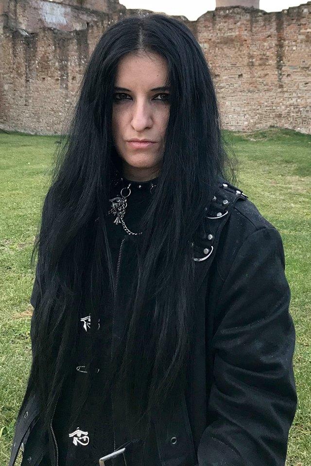 FOTO| El este românul care a șocat o lume întreagă! Spune că este VAMPIR, bea sânge uman și doarme într-un sicriu ”Clanul nostru menține vii tradiții vechi de 600 de ani.”