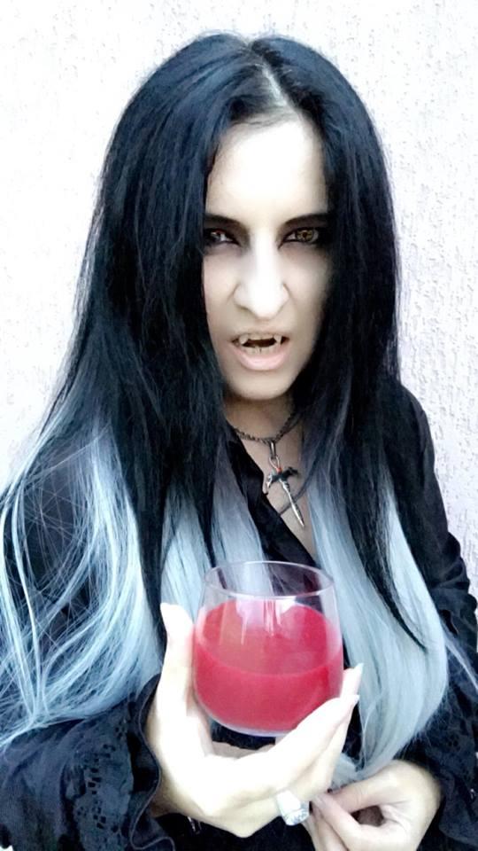 FOTO| El este românul care a șocat o lume întreagă! Spune că este VAMPIR, bea sânge uman și doarme într-un sicriu ”Clanul nostru menține vii tradiții vechi de 600 de ani.”