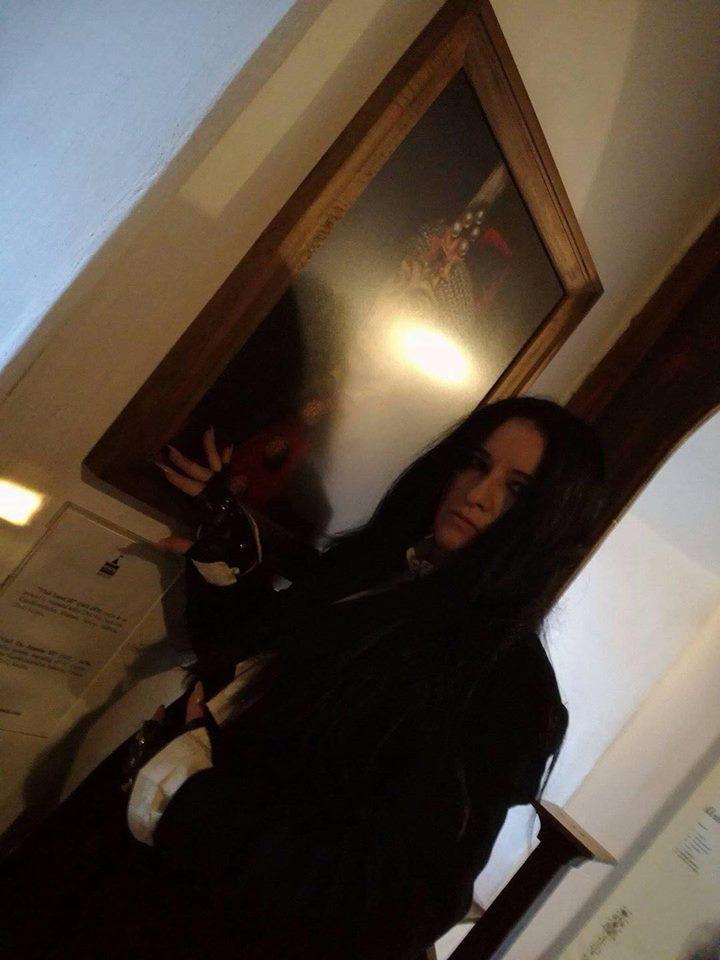 FOTO| El este românul care a șocat o lume întreagă! Spune că este VAMPIR, bea sânge uman și doarme într-un sicriu ”Clanul nostru menține vii tradiții vechi de 600 de ani.”