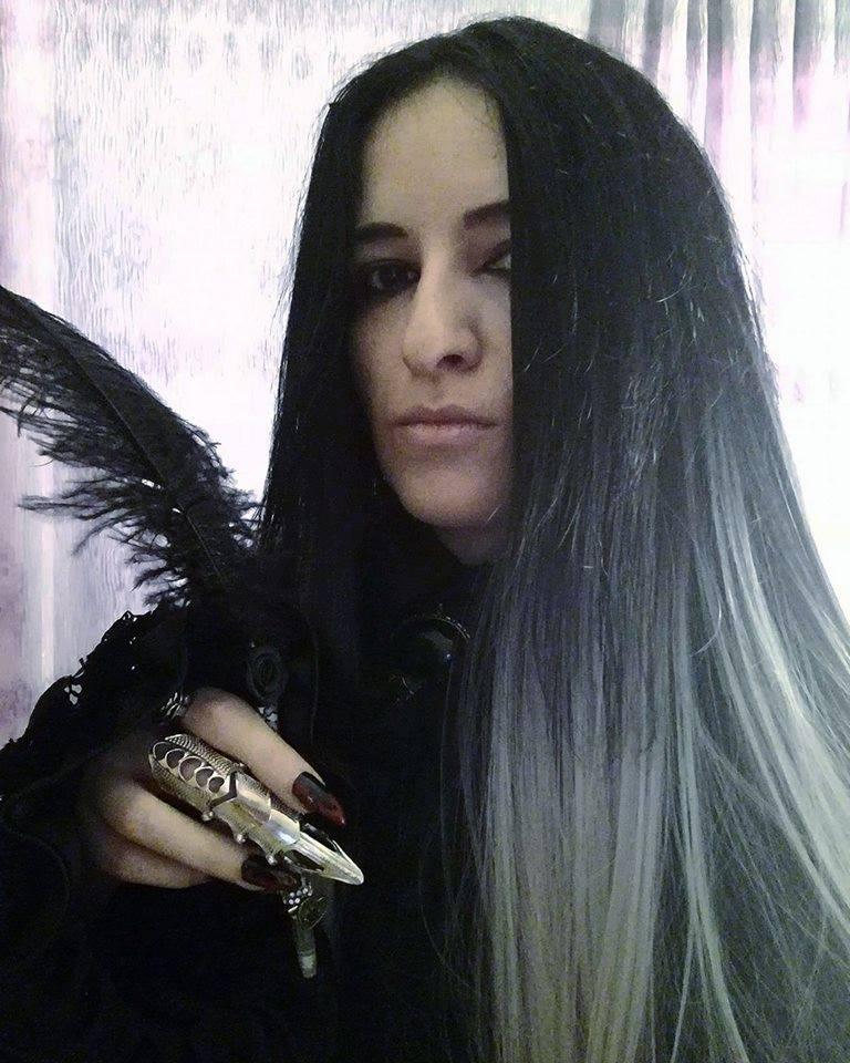 FOTO| El este românul care a șocat o lume întreagă! Spune că este VAMPIR, bea sânge uman și doarme într-un sicriu ”Clanul nostru menține vii tradiții vechi de 600 de ani.”