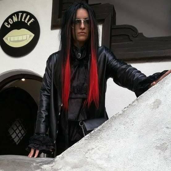 FOTO| El este românul care a șocat o lume întreagă! Spune că este VAMPIR, bea sânge uman și doarme într-un sicriu ”Clanul nostru menține vii tradiții vechi de 600 de ani.”