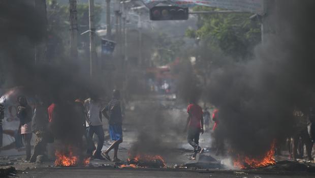 Proteste VIOLENTE în Haiti, soldate cu morți și zeci de răniți. Lupte cu gaze lacrimoegene și pietre