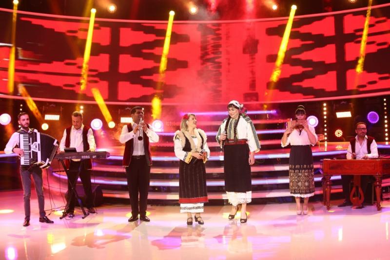 Mirela Vaida îmbracă portul popular moldovenesc și cântă cu Alin Gheorghișan,  la “Te cunosc de undeva!”