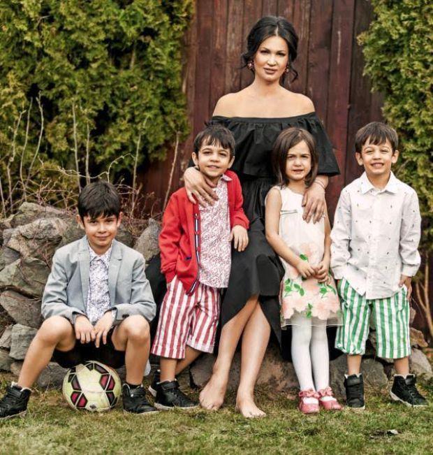 Uite cât de mari au crescut copiii Nicoletei Luciu! Sunt extrem de frumoși, iar fetița îi seamănă leit!