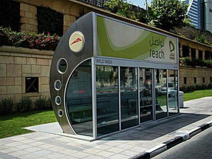 Civilizație pe uliță! Stații de autobuz "ca-n Dubai", într-o comună din Prahova: Au aer condiționat și uși automate