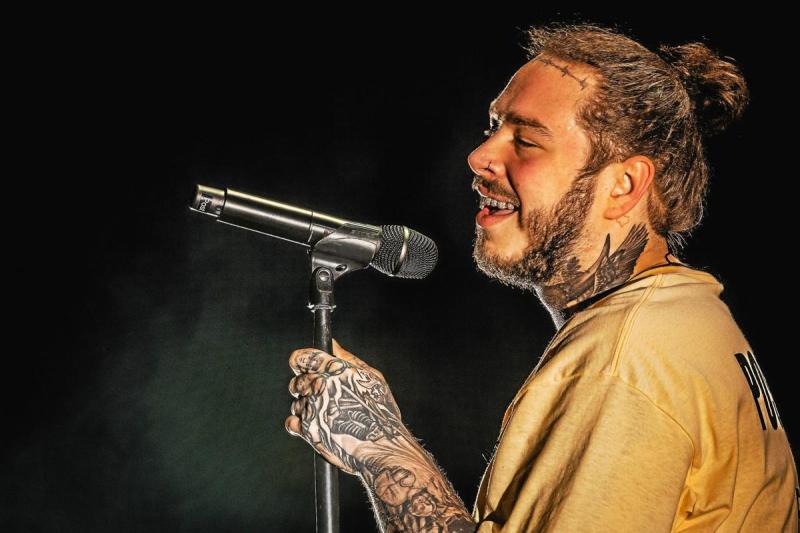 A ajuns celebru "peste noapte". Povestea artistului căruia nimeni nu-i dădea nicio șansă, dar acum milioane de oameni îi fredonează piesele