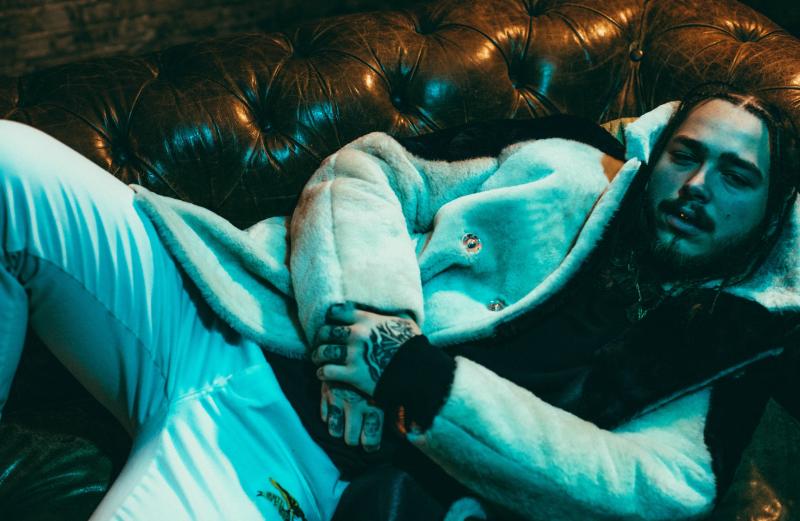 A ajuns celebru "peste noapte". Povestea artistului căruia nimeni nu-i dădea nicio șansă, dar acum milioane de oameni îi fredonează piesele