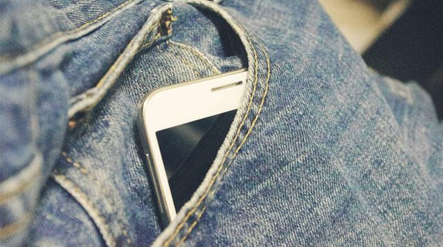 Efecte CUMPLITE! Ce se întâmplă dacă ții telefonul în buzunarul de la pantaloni