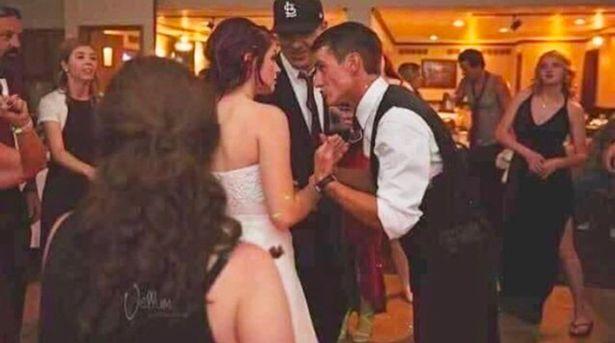 O mireasă se distra atunci când toți invitații au privit-o ȘOCAȚI! Ce detaliu „rușinos” s-a văzut