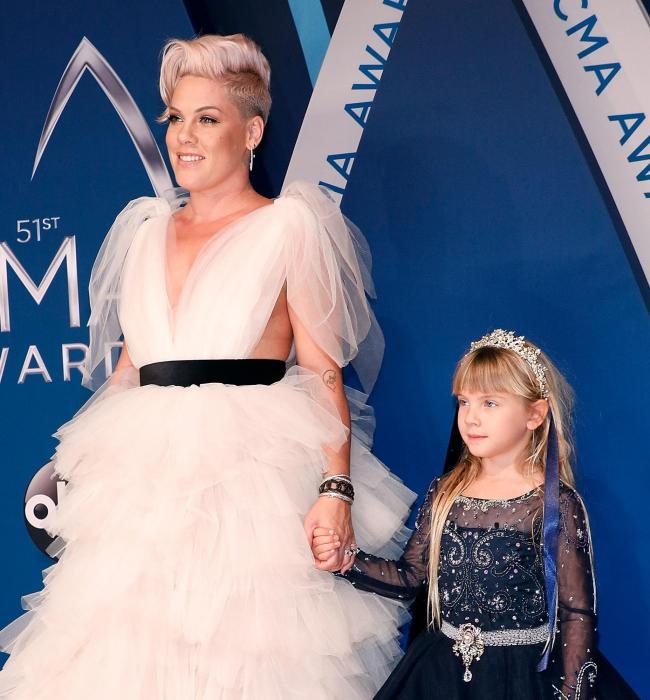 WOW! Pink și fiica sa îți fac pielea de găină cu piesa asta! Cânta împreună cover-ul “A Milion Dreams” și sunt senzația internetului