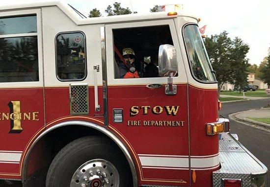 "Mami, eu o să mor până vine iar Moșul?" Un oraș întreg a sărbătorit Crăciunul cu două luni mai devreme pentru un copil bolnav de cancer