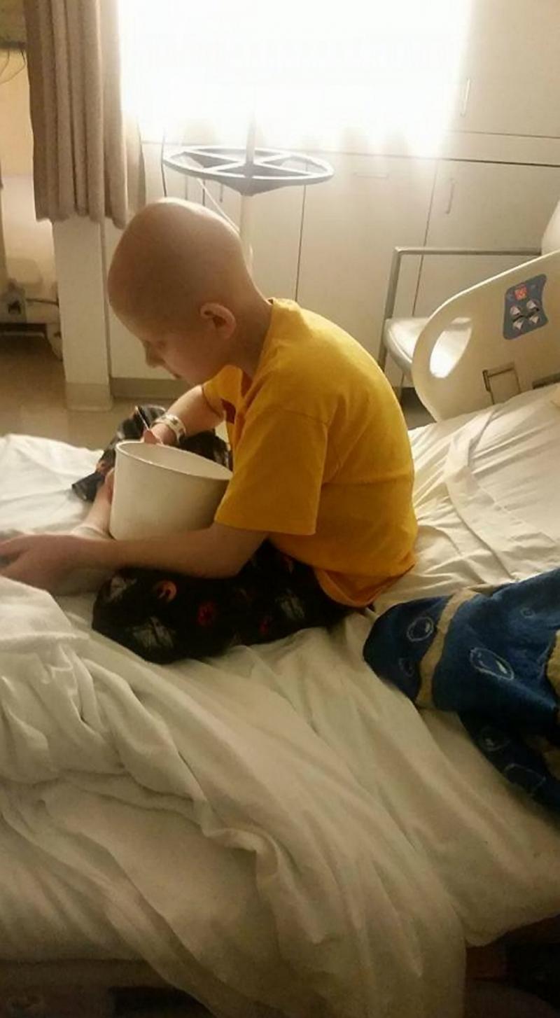 "Mami, eu o să mor până vine iar Moșul?" Un oraș întreg a sărbătorit Crăciunul cu două luni mai devreme pentru un copil bolnav de cancer