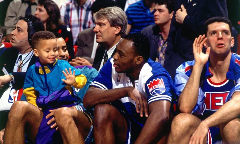 Curry şi mama lui Petrovic. Stephen a marcat 51 de puncte jucând doar trei sferuri din meci!