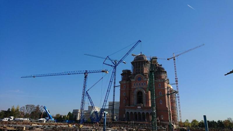 Catedrala Mântuirii Neamului, aproape gata! Ca să monteze turla-clopotniță au dat comandă de o macara de 600 de TONE, înaltă cât aproape patru de blocuri de ZECE etaje! E cea mai mare din țară din acest moment!