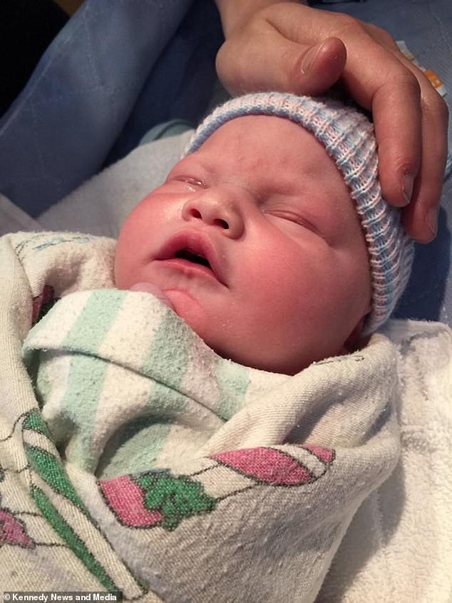 Fetița le-a murit la 8 zile de la naștere, după ce ,,VIRUSUL SĂRUTULUI‘’ i-a mâncat plămânii și creierul. Părinții devastați le scriu pe Facebook un mesaj șocant tututror părinților