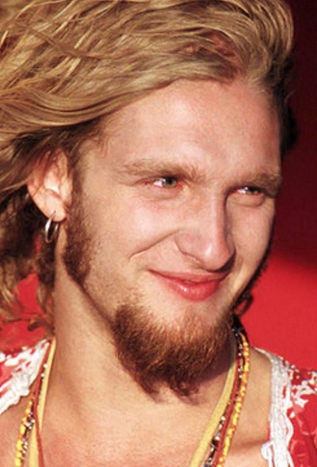 BOALA care ne ucide! Ei sunt cei mai iubiți actori și cântăreți care s-au sinucis din cauza DEPRESIEI! Îi recunoști?