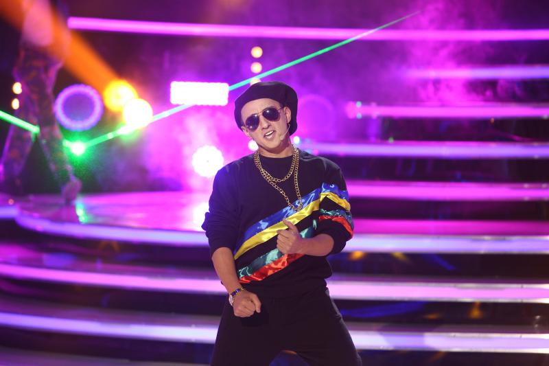 Seara cu cele mai dificile transformări! S-a cântat în rusă, în franceză, s-au purtat bentiţe şi a fost multă, multă ditracţie!