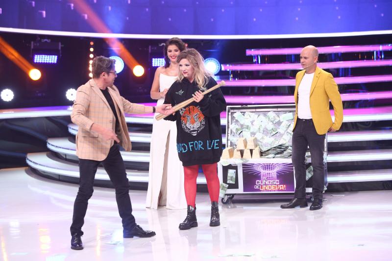 Seara cu cele mai dificile transformări! S-a cântat în rusă, în franceză, s-au purtat bentiţe şi a fost multă, multă ditracţie!