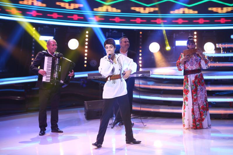 Seara cu cele mai dificile transformări! S-a cântat în rusă, în franceză, s-au purtat bentiţe şi a fost multă, multă ditracţie!