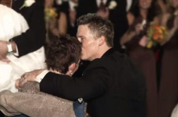 Gestul emoționant pe care îl face un bărbat la nunta sa în fața mamei! Este imobilizată într-un scaun cu rotile și suferă de o boală incurabilă. Vezi VIDEO