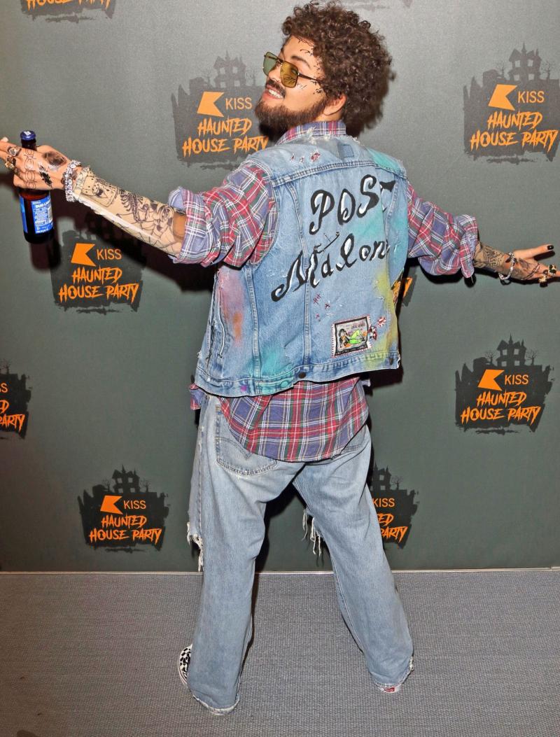 Wow! Tu o recunoști? Rita Ora a lăsat hainele sexy deoparte, are barbă și e plină de tatuaje! GALERIE FOTO