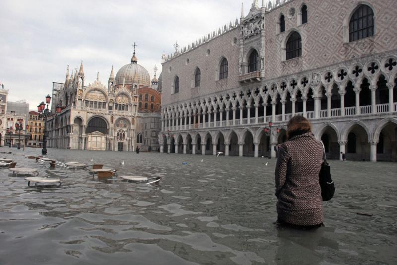 PERICOL uriaș! Valurile de 160 de centimetri au INUNDAT aproape tot centrul istoric! Ce anunță specialiștii din Veneția