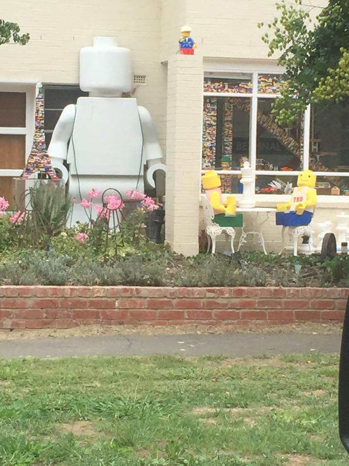 Un cuplu și-a construit o casă din milioane de piese Lego! Cum arată locuința