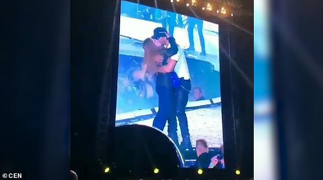 Enrique Iglesias, prins pe picior greșit! Și-a sărutat pasional una dintre fane și totul a fost surprins în imagini  -GALERIE FOTO