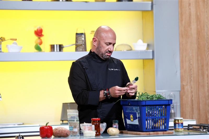 ”Chefi la cuțite”, lider de piață cu ediția premieră a sezonului 6: Florin Dumitrescu a câștigat prima amuletă în lupta culinară a chefilor