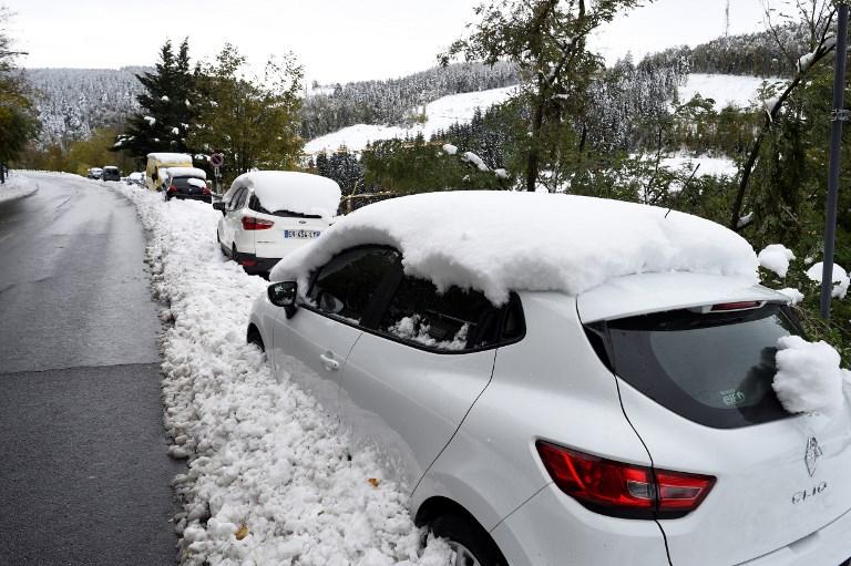 Iarna nu a mai avut răbdare! A creat HAOS pe șoselele din Franța. Oamenii cer ajutor pentru a fi salvați din cauza zăpezii