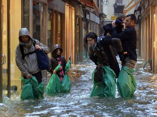 Imagini de NECREZUT! Cum arată Veneția, complet inundată.  Chelnerii servesc în restaurante acoperite de ape