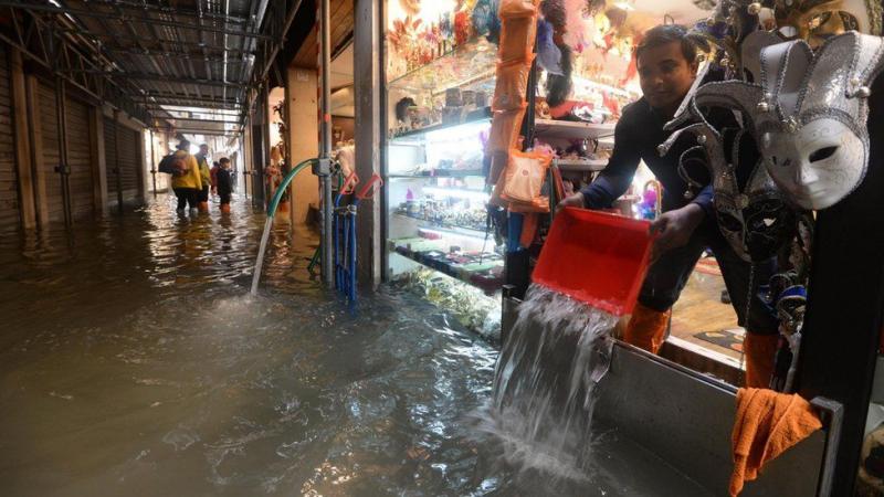 Imagini de NECREZUT! Cum arată Veneția, complet inundată.  Chelnerii servesc în restaurante acoperite de ape