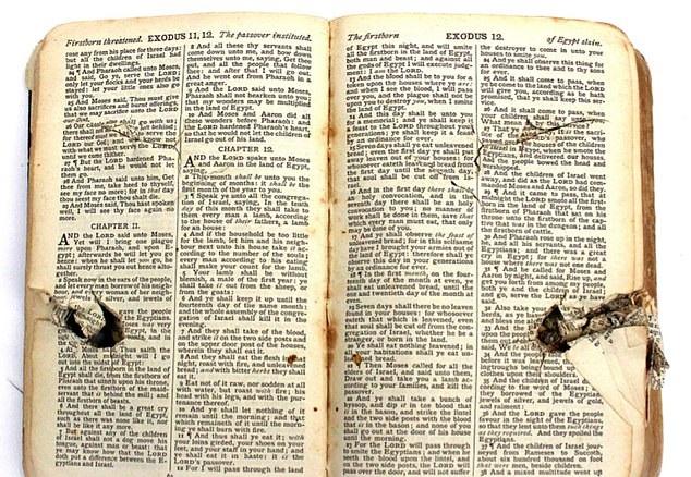 Biblie făcătoare de MINUNI! MIRACOLUL pe care l-a făcut pentru un soldat în Primul Război Mondial. „Auzea inamicii venind, dar nu se putea mișca” - FOTO