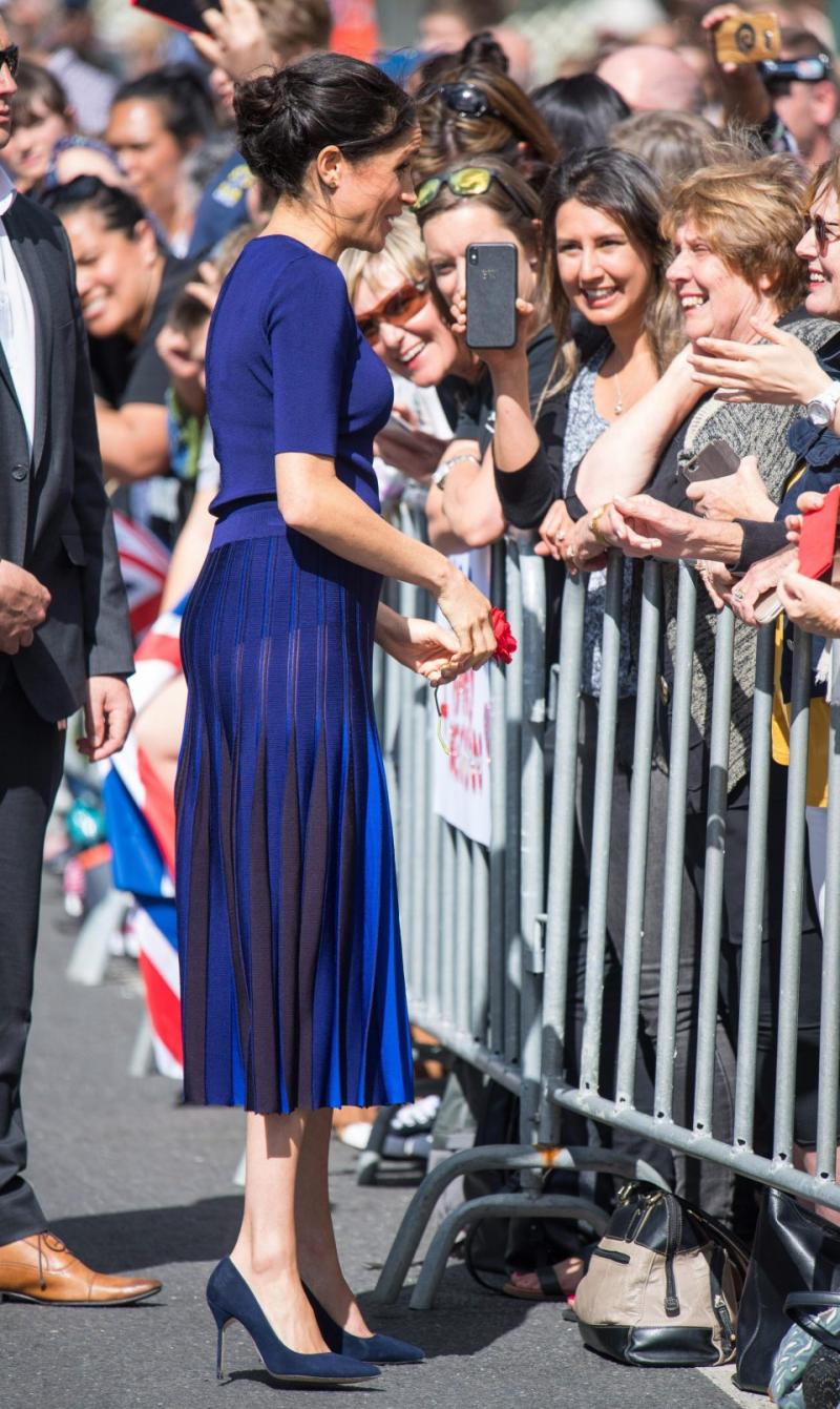 Meghan Markle a comis o nouă GAFĂ VESTIMENTARĂ de proporții! A lăsat să se vadă mai mult decât trebuia -GALERIE FOTO