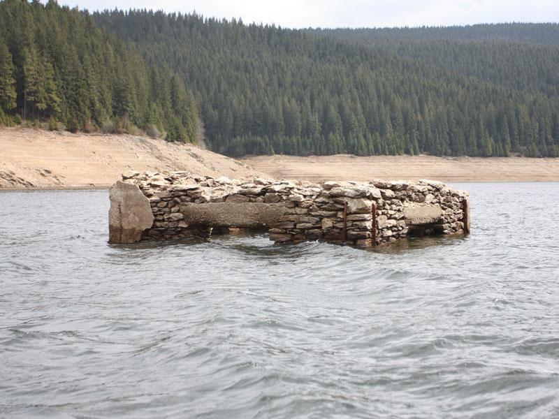 În zilele călduroase, de sub apa acestui lac, își face apariția o BISERICĂ. Povestea ei a uimit lumea! ,,Sunt singurele rămășite care "vorbesc" astăzi despre o istorie dureroasă, cu oameni morți sau..."