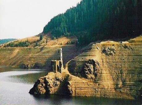 În zilele călduroase, de sub apa acestui lac, își face apariția o BISERICĂ. Povestea ei a uimit lumea! ,,Sunt singurele rămășite care "vorbesc" astăzi despre o istorie dureroasă, cu oameni morți sau..."