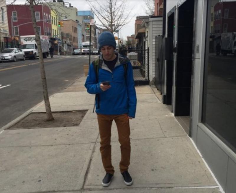 Un tânăr a renunțat la telefonul mobil și în câteva zile a simțit o durere CUMPLITĂ! Ce s-a întâmplat